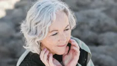 Ako ľahko zamaskovať šedivé vlasy: praktické tipy pre ženy a mužov