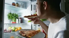 Môžete jesť večer, aj keď chcete schudnúť? Trénerka úplne zničila obľúbený mýtus