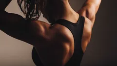 Zhyby bez hrazdy: tréner prezradil 3 najlepšie cviky na silný chrbát doma