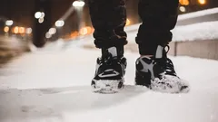 Jeden streknutý pšik na podrážku v novembri – a po ľade môžete bežať: topánky držia na zemi ako pribité